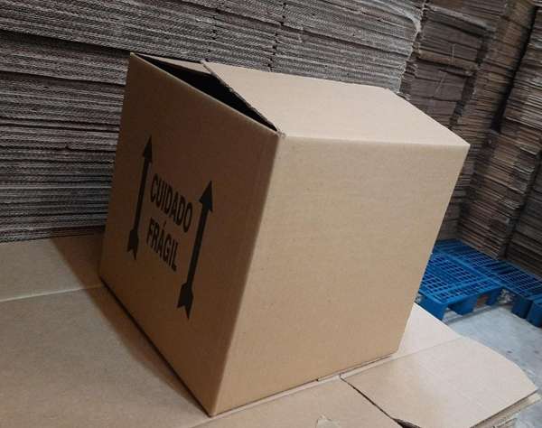 Caixa de papelão personalizada com logo