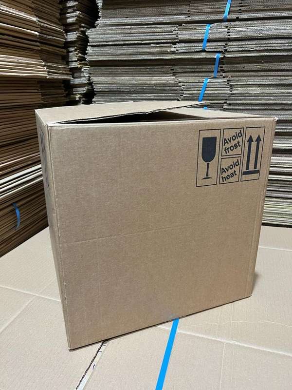 Caixa de papelão personalizada com logo