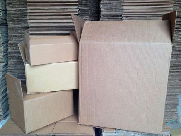 Caixa de papelão usada zona leste